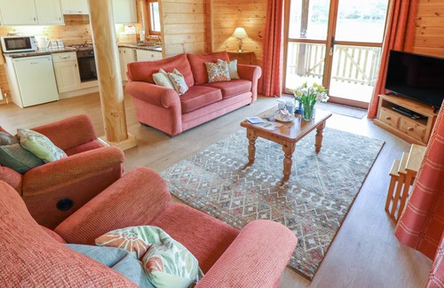 Lincoln Cabin | LITTLE OWL LODGE, pet friendly, with hot tub in Bardney