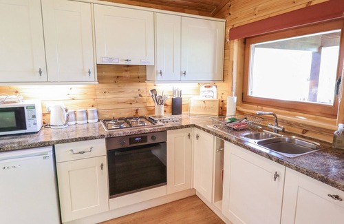 Lincoln Cabin | LITTLE OWL LODGE, pet friendly, with hot tub in Bardney