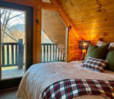 Wears Valley House | Little Pine Lodge a Smokies Hideaway - 1 mi to GSMNP - King Suite & Loft, Fireplace, Hot Tub & BEARS!