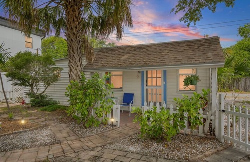 United Central Cottage | Little Pineapple Cottage