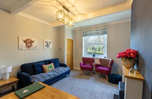 Ogden House | LITTLE RED HOLIDAY HOME - 2 Bed House with Free Parking within West Yorkshire, local access to the Peak District