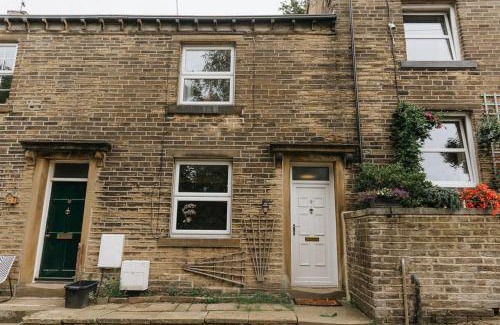 Ogden House | LITTLE RED HOLIDAY HOME - 2 Bed House with Free Parking within West Yorkshire, local access to the Peak District