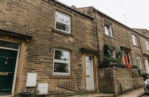 Ogden House | LITTLE RED HOLIDAY HOME - 2 Bed House with Free Parking within West Yorkshire, local access to the Peak District