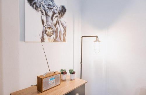 Ogden House | LITTLE RED HOLIDAY HOME - 2 Bed House with Free Parking within West Yorkshire, local access to the Peak District
