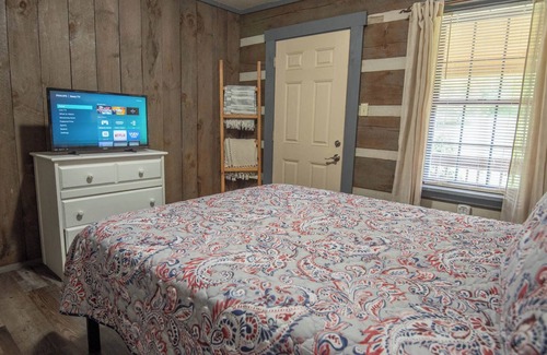 Lansing Cabin | Little Red on the New River + Covered Porch + Fire Pit + Riverfront