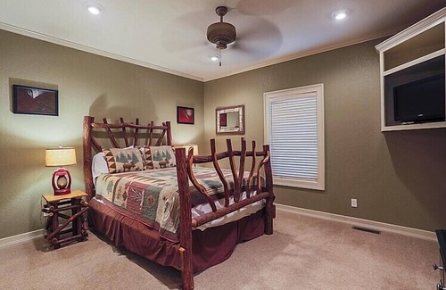 Heber Springs Cabin | Little Red River Waterfront Cabin for 5 w/dock access and screened in porch!