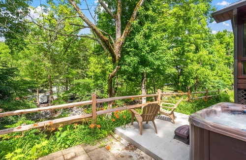 Townsend Cabin | Little River Cabin - Riverfront, 1 mile from GSMNP - Romantic Getaway!