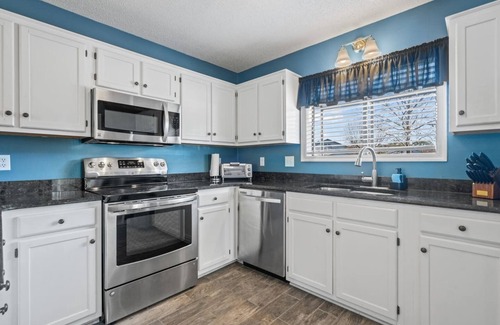 Little River Condo | Little River-Condo-Sleeps 10 by Hostique