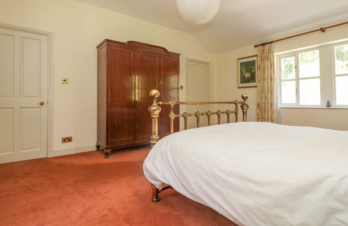 Helston Cottage | LITTLE TREVEAN, pet friendly, with open fire in Coverack