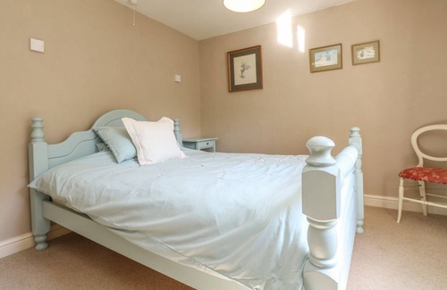 Helston Cottage | LITTLE TREVEAN, pet friendly, with open fire in Coverack