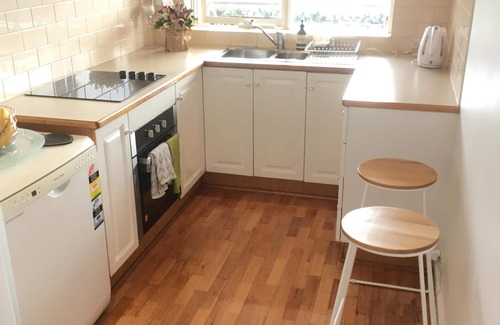 Ascot Vale Apartment | Little Vella, 2 Bedroom 1 bathroom. Secure parking. Free WIFI. Immaculate clean