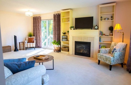 Harrison Hot Springs House | Little White House | 3 Bed with Backyard