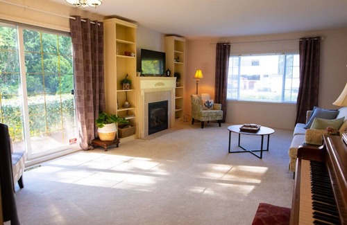 Harrison Hot Springs House | Little White House | 3 Bed with Backyard