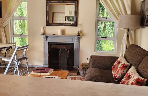 Franschhoek Cottage | LITTLE WILLOW BROOKE RUSTIC RIVERSIDE COUNTRY COTTAGE