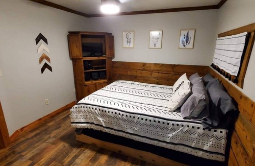Sulphur Cabin | Little Woods- Cozy Log Cabin in the hills of Lake Arbuckle