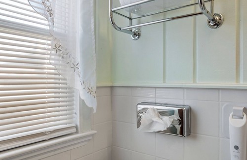 Littleton Hotel | Littleton Getaway – Queen Room Retreat