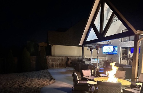 Bixby House | LIV Golf 2.8 miles away. Gorgeous 4 bedroom 3.5 bath w/ outdoor oasis.
