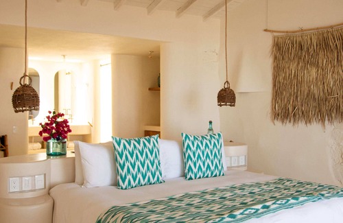 Troncones Hotel | Live barefoot in our hotel in front of the sea with the best Mediterranean cuisine.