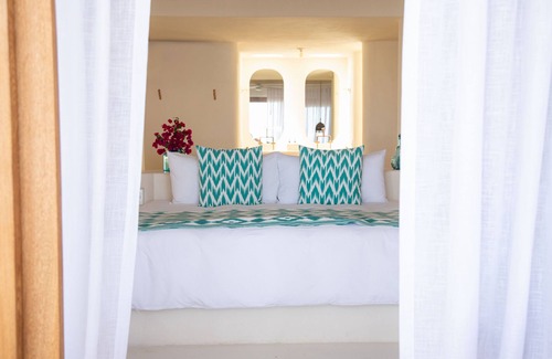 Troncones Hotel | Live barefoot in our hotel in front of the sea with the best Mediterranean cuisine.