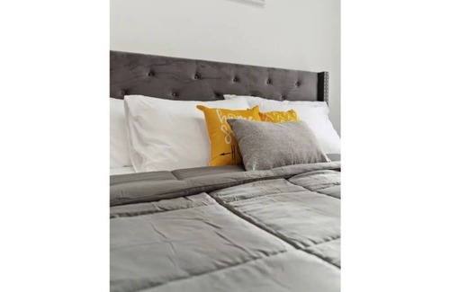 Pickering House | Live Lavishly: Modern 2B/2B + Office, 5G, Parking
