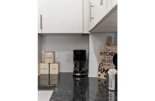 Pickering House | Live Lavishly: Modern 2B/2B + Office, 5G, Parking