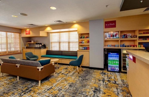 Ken Caryl House | Live life uninterrupted at our hotel in Littleton, Colorado
