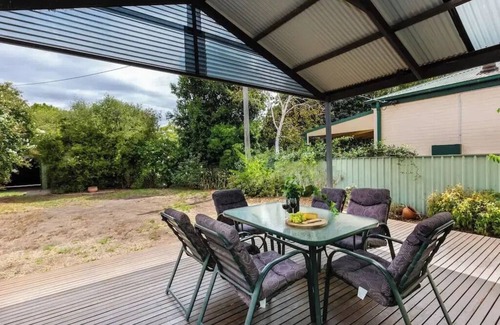 Turvey Park House | Live like a local on leafy Best street in central Wagga Wagga.