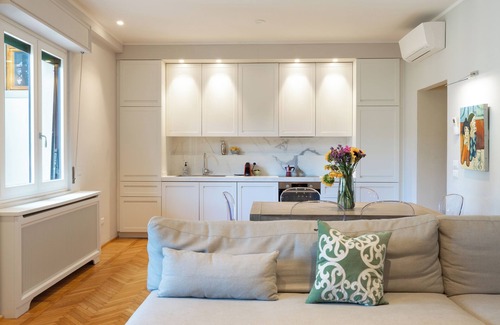 Oltrarno Apartment | Live like a local, terrace, views, next to Ponte Vecchio, designer 3bd/3bth
