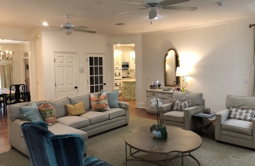 Oxford House | Live like a Local! Walk to the Square or the Grove! 💙❤️💙