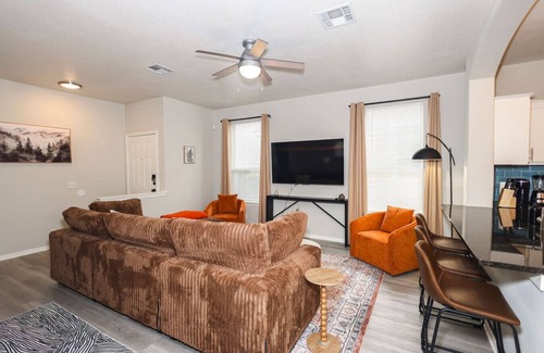 Austin Apartment | Live Music | BBQ | Games | Patio | Gym Equipment