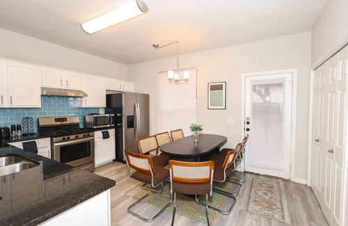 Austin Apartment | Live Music | BBQ | Games | Patio | Gym Equipment