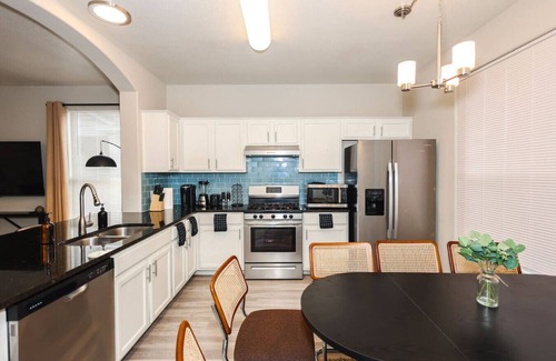 Austin Apartment | Live Music | BBQ | Games | Patio | Gym Equipment