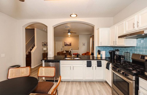 Austin Apartment | Live Music | BBQ | Games | Patio | Gym Equipment