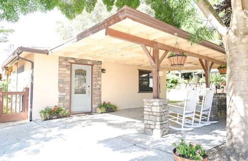 Prather Cottage | Live Oak Cottage- Adorable-2 beds Christian Owned
