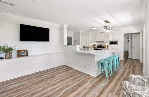 Brunswick House | Live Oak Cottage - Riverfront Getaway with Dock Access