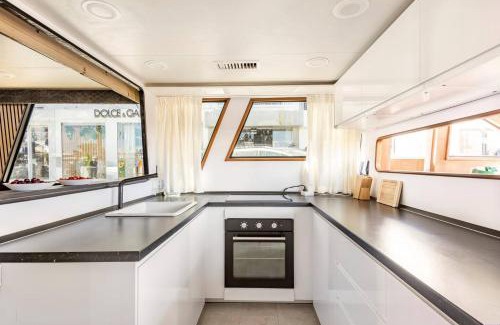 Manilva House | Live on a luxury 65ft yacht in Duquesa- Estapona