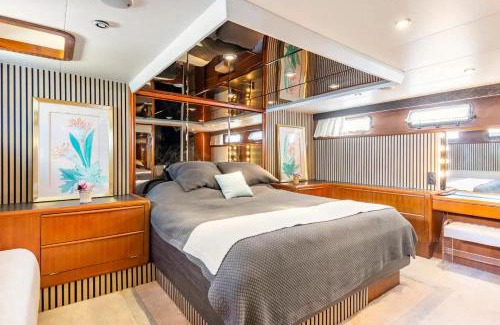 Manilva House | Live on a luxury 65ft yacht in Duquesa- Estapona