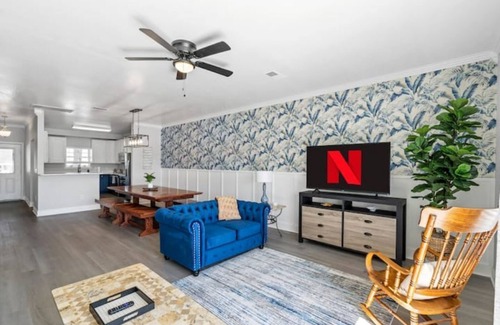 North Charleston House | ⭐Live on the Water! Lake Palmetto Palm w/Patio - 10Min to Downtown & Beaches⭐