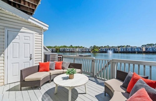 North Charleston House | ⭐Live on the Water! Lake Palmetto Palm w/Patio - 10Min to Downtown & Beaches⭐