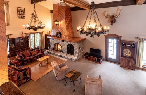 Sainte-Agathe-des-Monts Ski Chalet | Live the castle life for a short unforgettable stay.