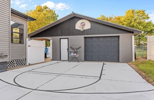 Massillon House | Live the Game: Pool, Cinema, Gym, Jersey Wall