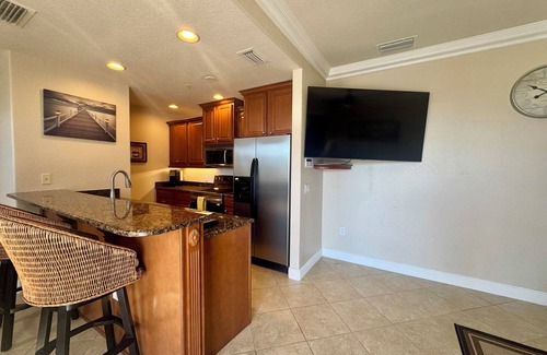 Venice Condo | Live the island life 0.7 mi to the beach, in our 2 bed, 2 bath condo in Venice!
