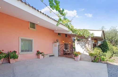 Fraga House | Lively holiday home in Fraga with private pool