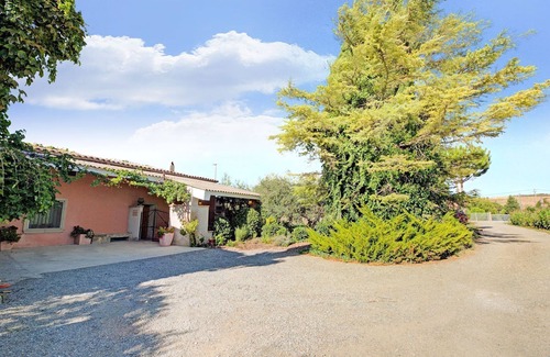 Fraga House | Lively holiday home in Fraga with private pool
