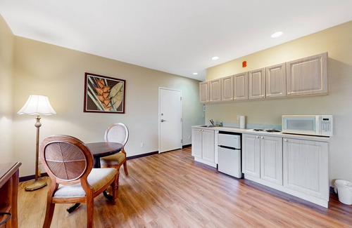 Naples House | Lively studio with game room, heated pool, restaurant, tennis, sauna, gym, BBQ
