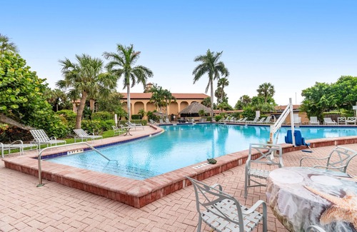 Naples House | Lively studio with game room, heated pool, restaurant, tennis, sauna, gym, BBQ
