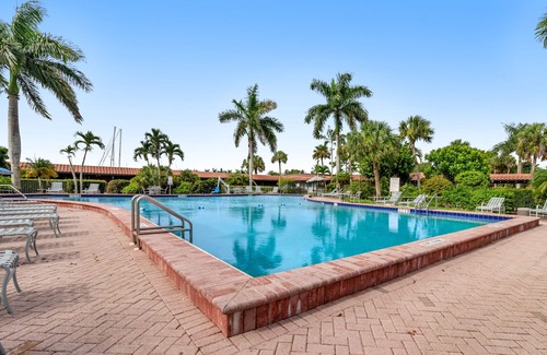 Naples House | Lively studio with game room, heated pool, restaurant, tennis, sauna, gym, BBQ