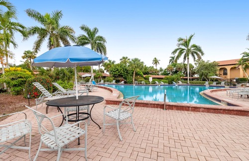 Naples House | Lively studio with game room, heated pool, restaurant, tennis, sauna, gym, BBQ