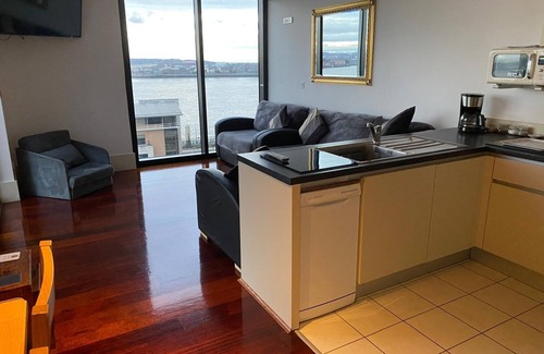 Liverpool City Centre Apartment | Liverpool Excelsior City Centre Apartment, A/C & potential next door parking