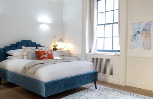 Bishopsgate Apartment | Liverpool St Three Bedroom Home near Tube Station